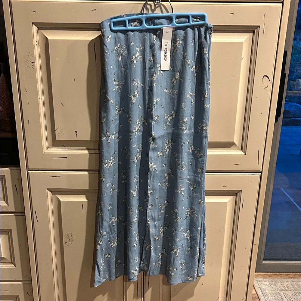 NWT The Workshop Blue Floral Button-Front Midi Skirt - Size M